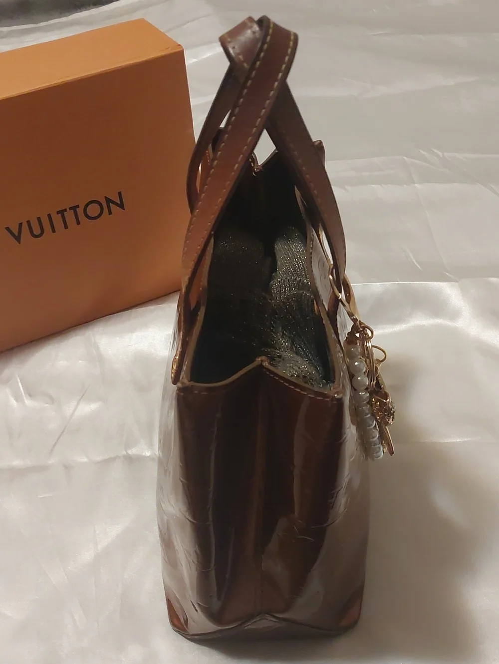 💯% Louis Vuitton Vernis Brown Patent Leather Tote with LV Trunks & Bags Charm🎀